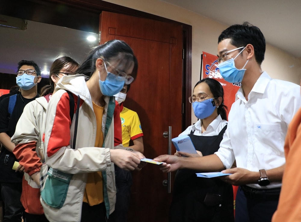 Đại diện SAC lì xì cho các sinh viên không có điều kiện về quê đón Tết.