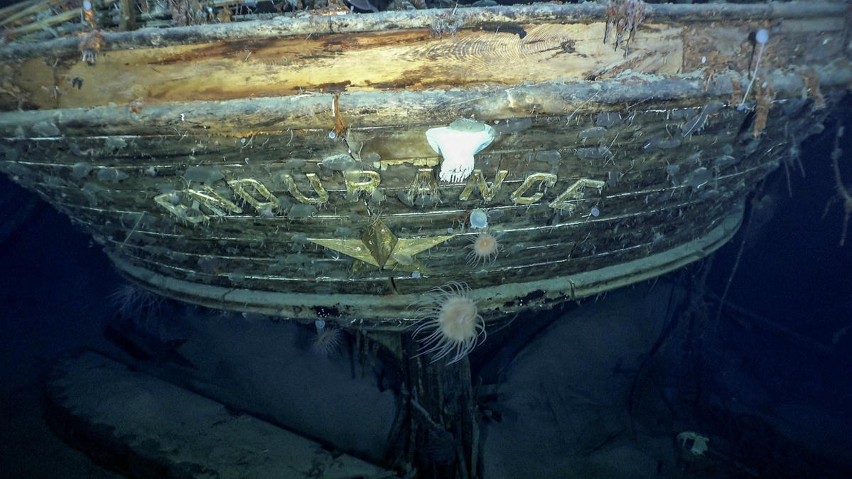 Bảng tên của con tàu Endurance được tìm thấy dưới đáy biển Nam Cực. Ảnh: CNN.