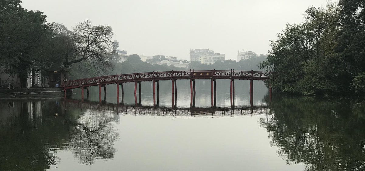 Cầu Thê Húc trong sương sớm.