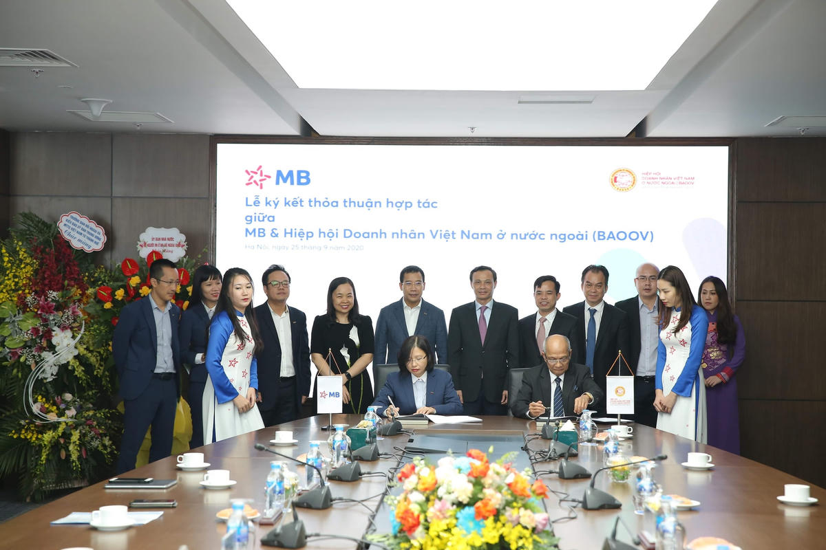 Hai bên ký kết biên bản hợp tác.