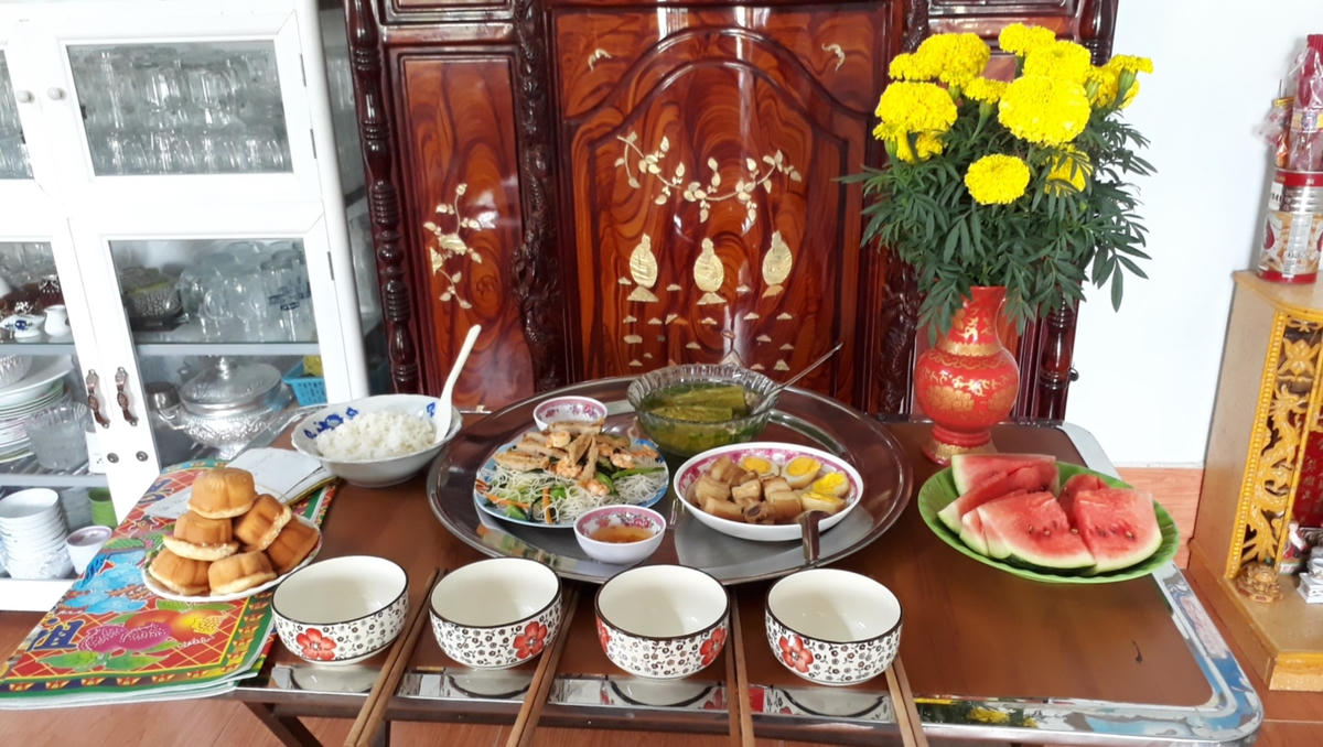 Cho dù cuộc sống có tất bật, bận rộn đến đâu, vào ngày này gia đình chị Thúy cũng chuẩn bị mâm cơm tươm tất dâng cúng lên ông bàn hững món Nam bộ rất quen thuộc như cơm, thịt kho, đồ xào canh, trái cây. Một mặt ăn cơm với món canh khổ hoặc khổ qua xào qua để cầu trong năm mới cái khổ sẽ qua đi.