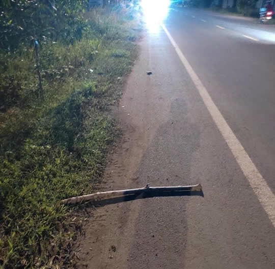 Một hung khí liên quan vụ hỗn chiến sót lại tại hiện trường. Ảnh: CTV.