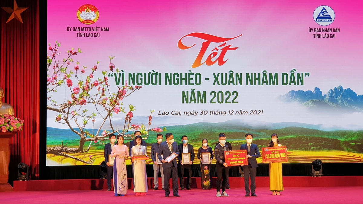 Tiếp nhận ủng hộ và trao giấy chứng nhận cho các đơn vị.