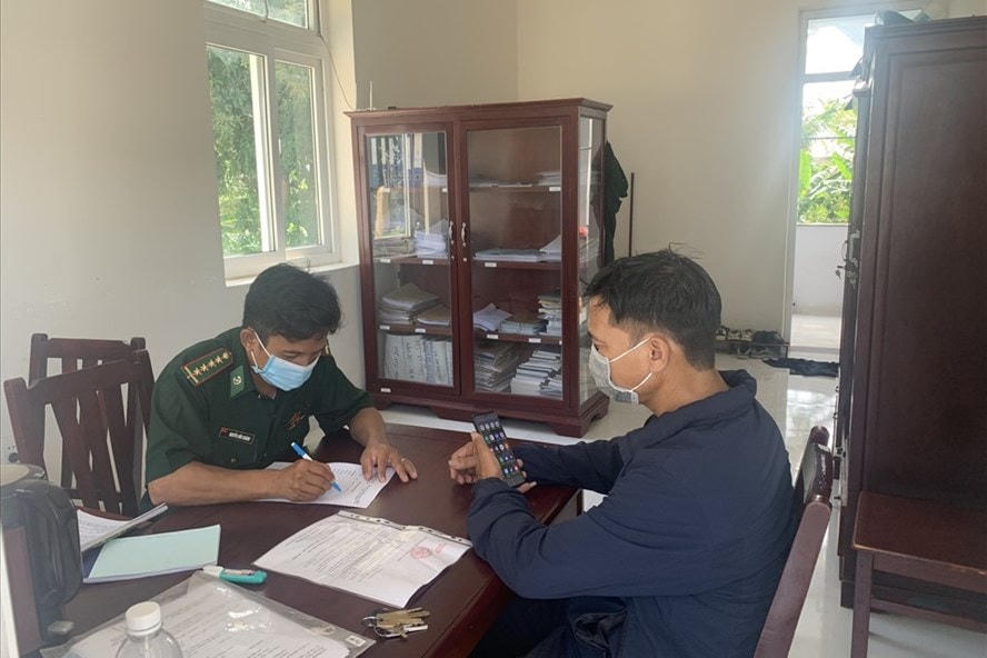 Bộ đội Biên phòng lấy lời khai của ông Nguyễn Văn thuyền trưởng tàu BV 4878 chở cát trái phép.