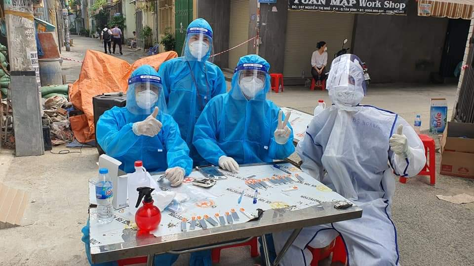 Lực lượng y tế nỗ lực chống dịch bệnh.