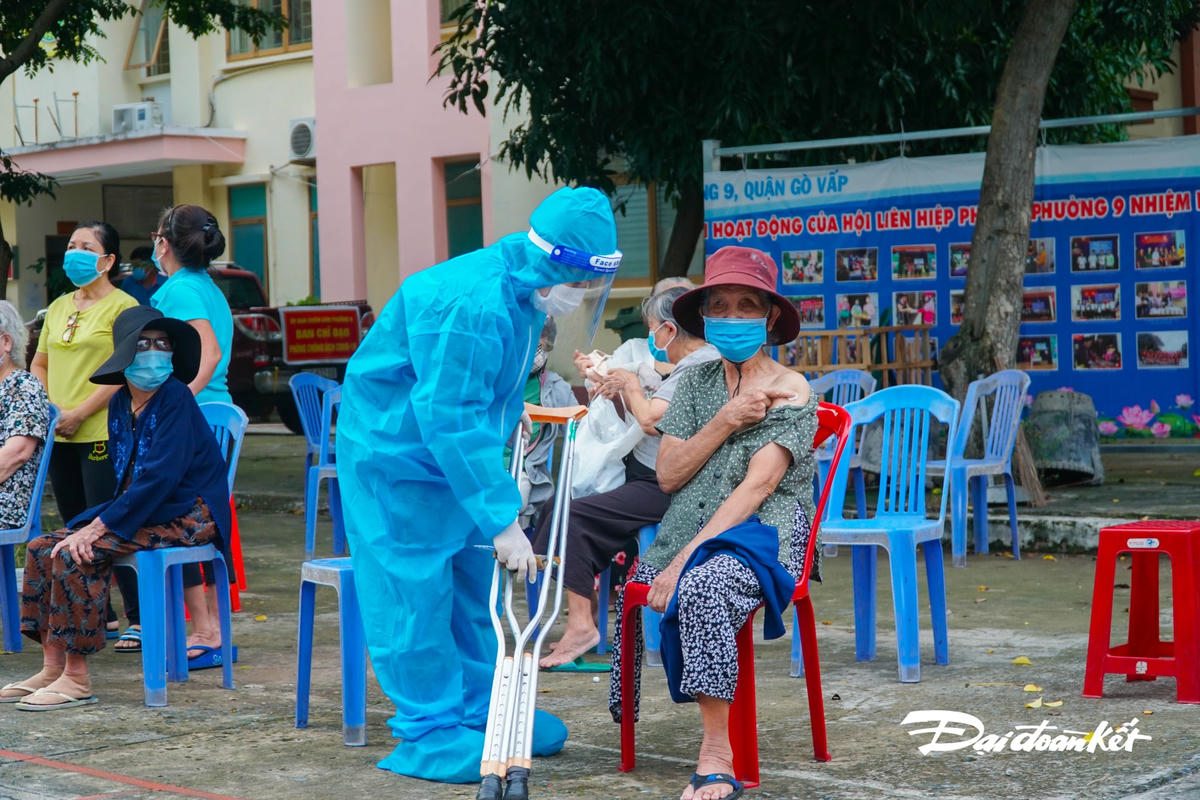 Sau khi tiêm, người dân được nhân viên y tế hỏi thăm tình hình sức khỏe.