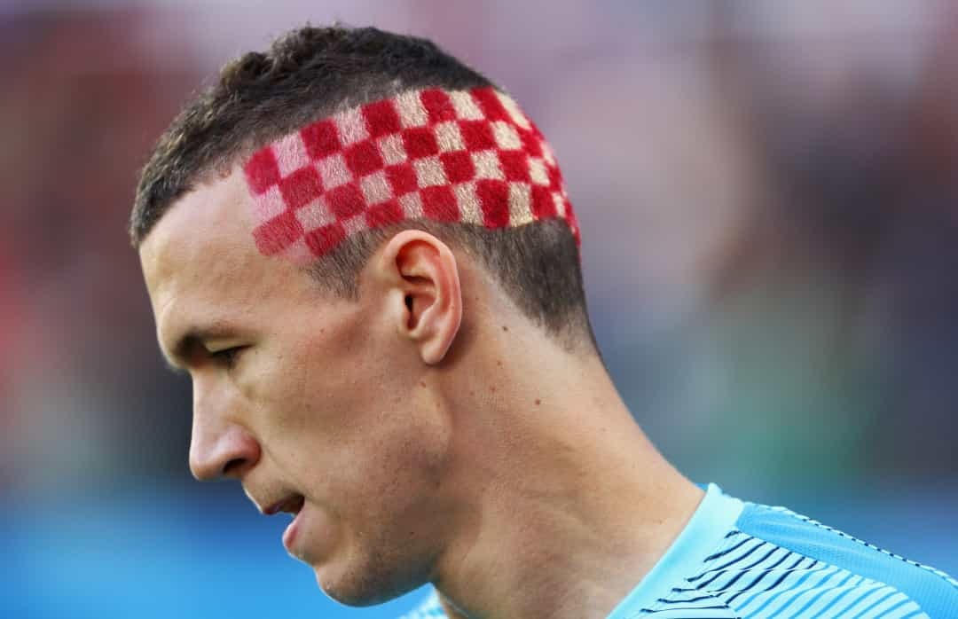 Cầu thủ người Croatia Ivan Perišić đã chọn cách trang trí đầu như thế này để ủng hộ đất nước của mình khi thi đấu với Bồ Đào Nha tại Euro 2016.