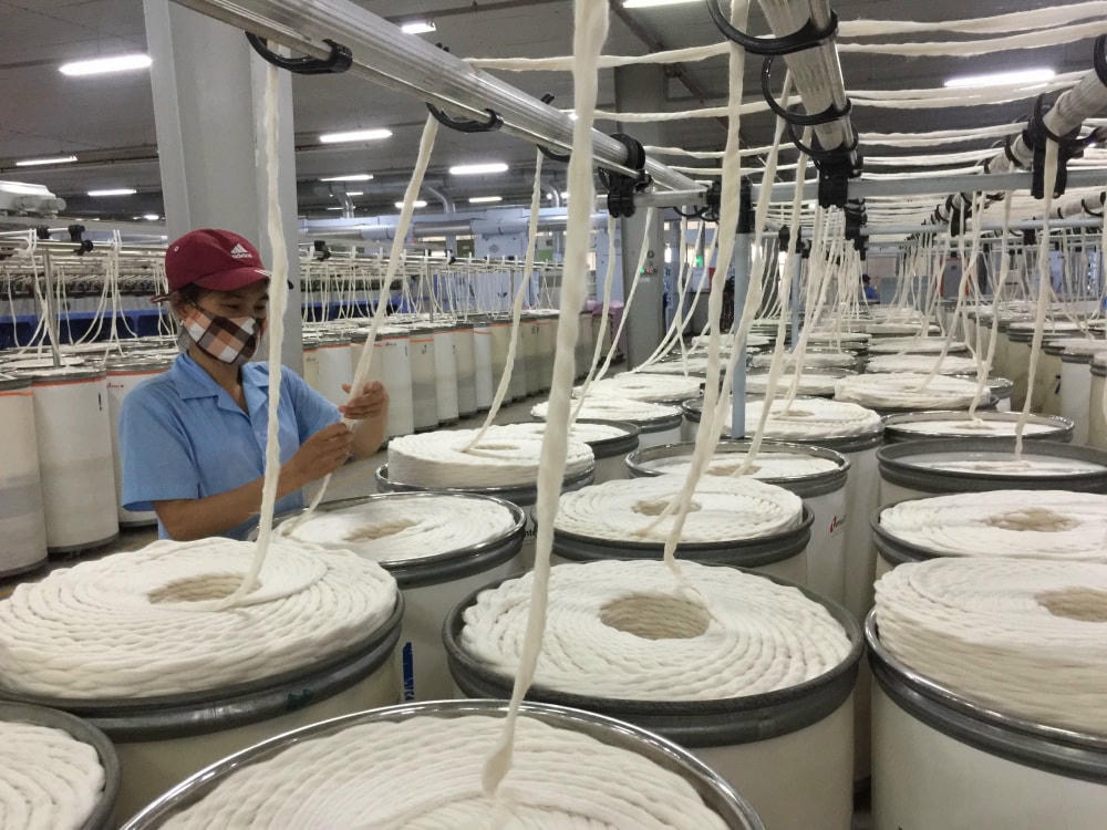 Vinatex Hồng Lĩnh chủ động tiết giảm chi phí sản xuất để vượt qua bão Covid-19.Ảnh: Văn Tuân.
