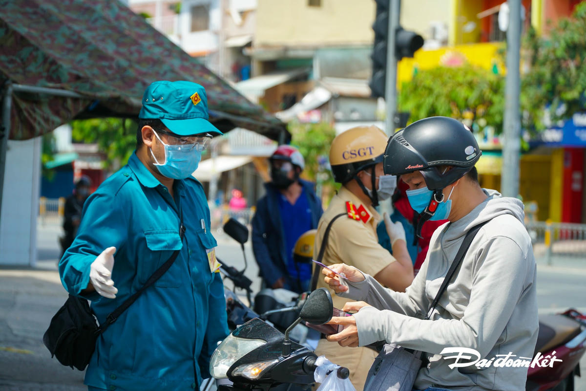 Phần lớn người dân đều tuân thủ chấp hành hiệu lệnh dừng phương tiện kiểm tra của tổ công tác.