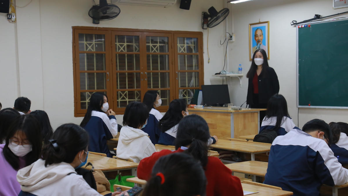 Theo quy định của nhà trường, tất cả học sinh đến trường phải đeo khẩu trang, tự ăn sáng tại nhà, mang theo nước uống cá nhân. Khi đến trường đo thân nhiệt, rửa tay sát khuẩn.