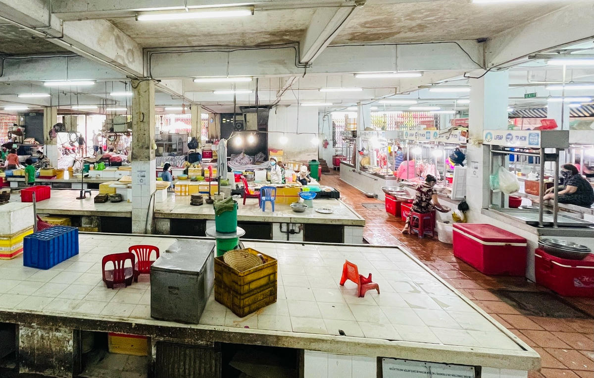 Nhìn chung các chợ vẫn vắng người mua.