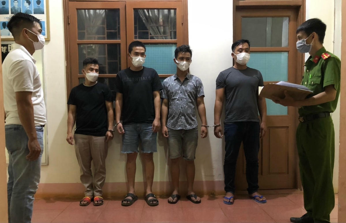 Các đối tượng tại cơ quan Công an.