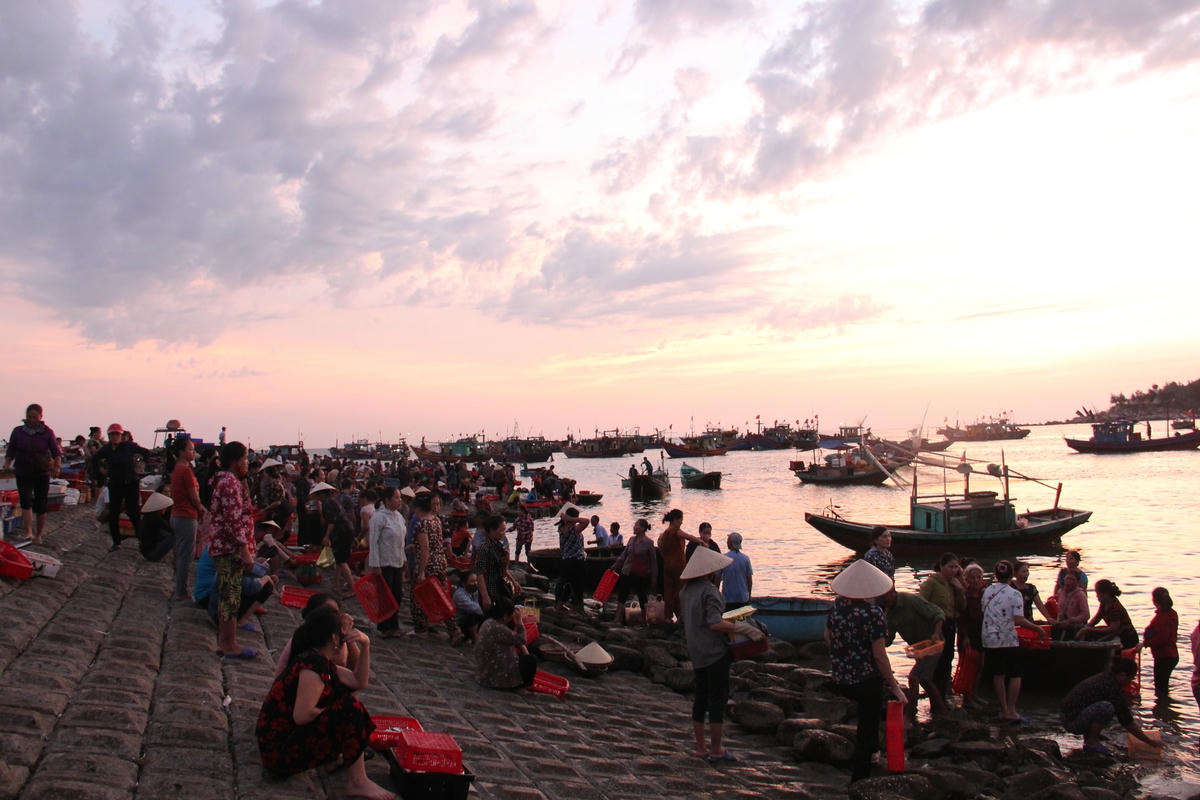 Mặt trời chưa ló dạng, phụ nữ làng biển đã í ới nhau ra chợ Cồn Gò.