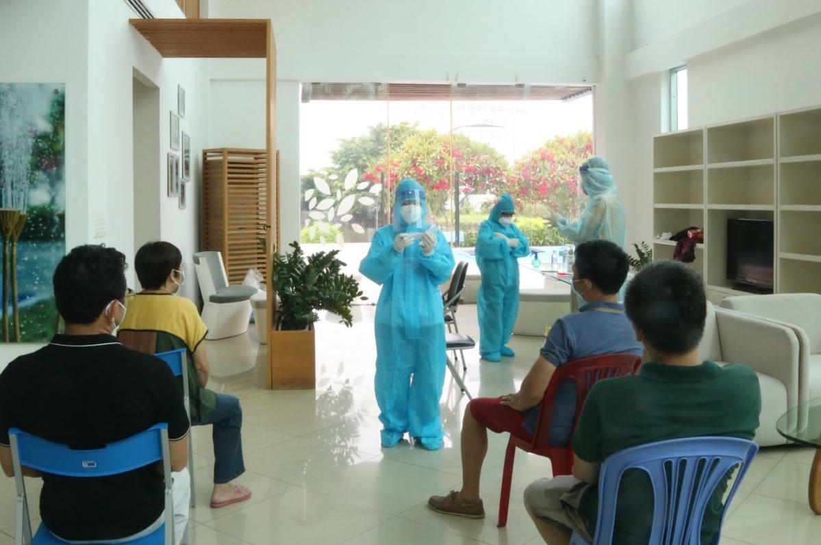 Lấy mẫu xét nghiệm cho người dân ở thành phố Thủ Đức