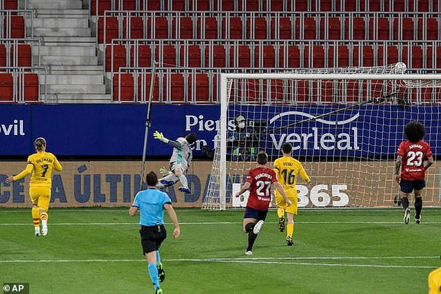 Jordi Alba mở tỷ số cho Barcelona ở phút 30.