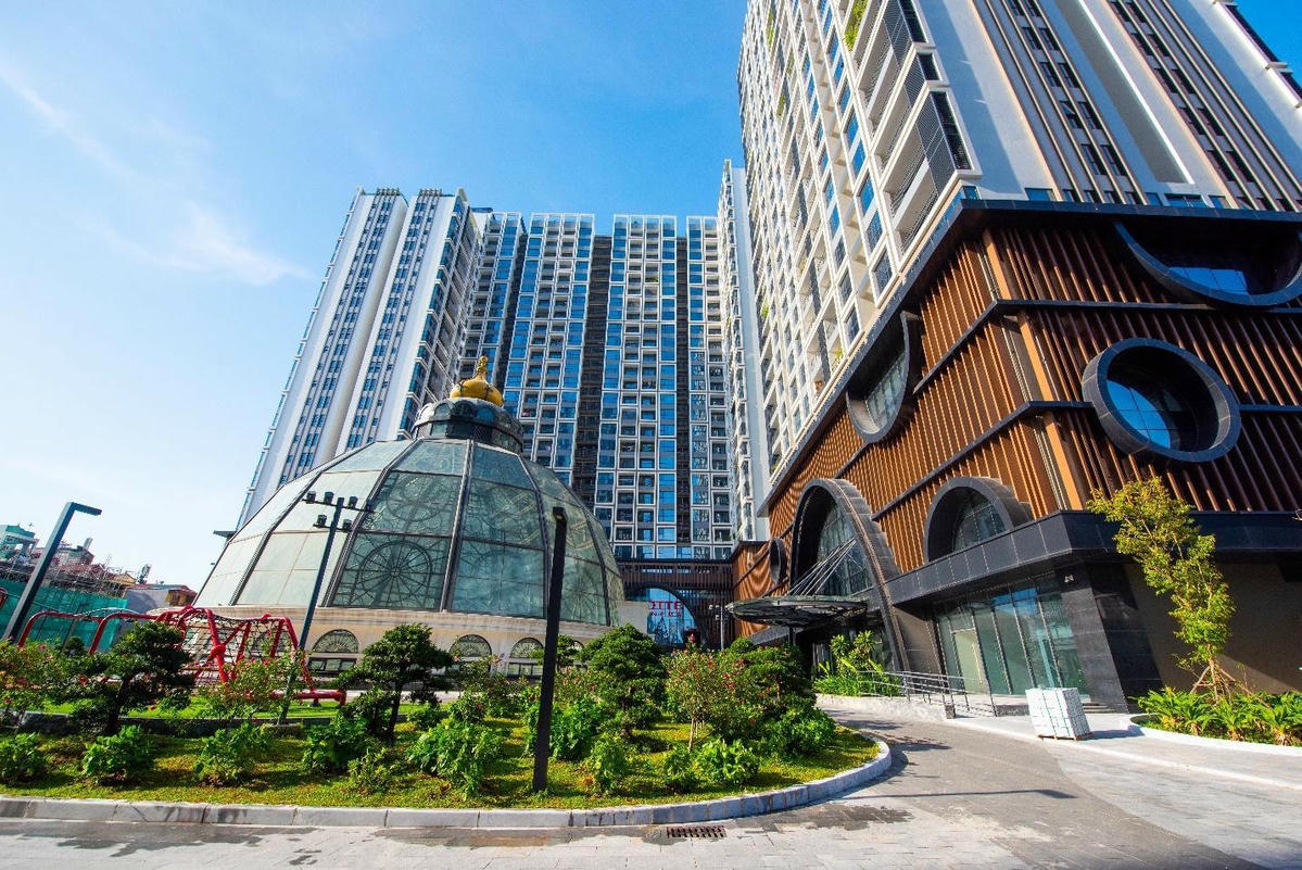 Lâu đài Thủy kính với những hàng cây xanh mát là nơi dạo bộ ưa thích của cư  dân. Ảnh WTO