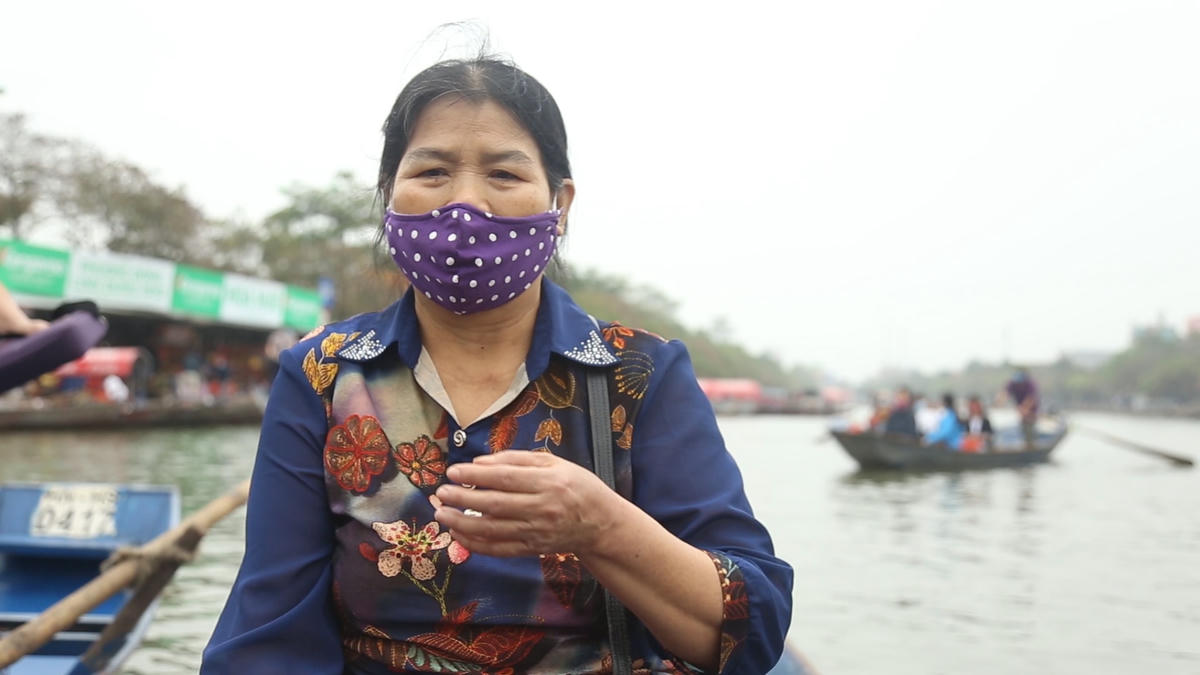 Cô Phạm Thị Tiến ( 65 tuổi) - một người chèo đò lâu năm ở chùa Hương. Ảnh: Lan Anh.