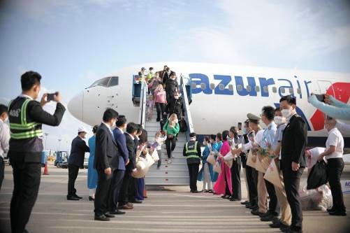 Khách quốc tế đua nhau tìm đến, thắp tín hiệu lạc quan cho du lịch nghỉ dưỡng (Ảnh: Báo Thanh Niên).