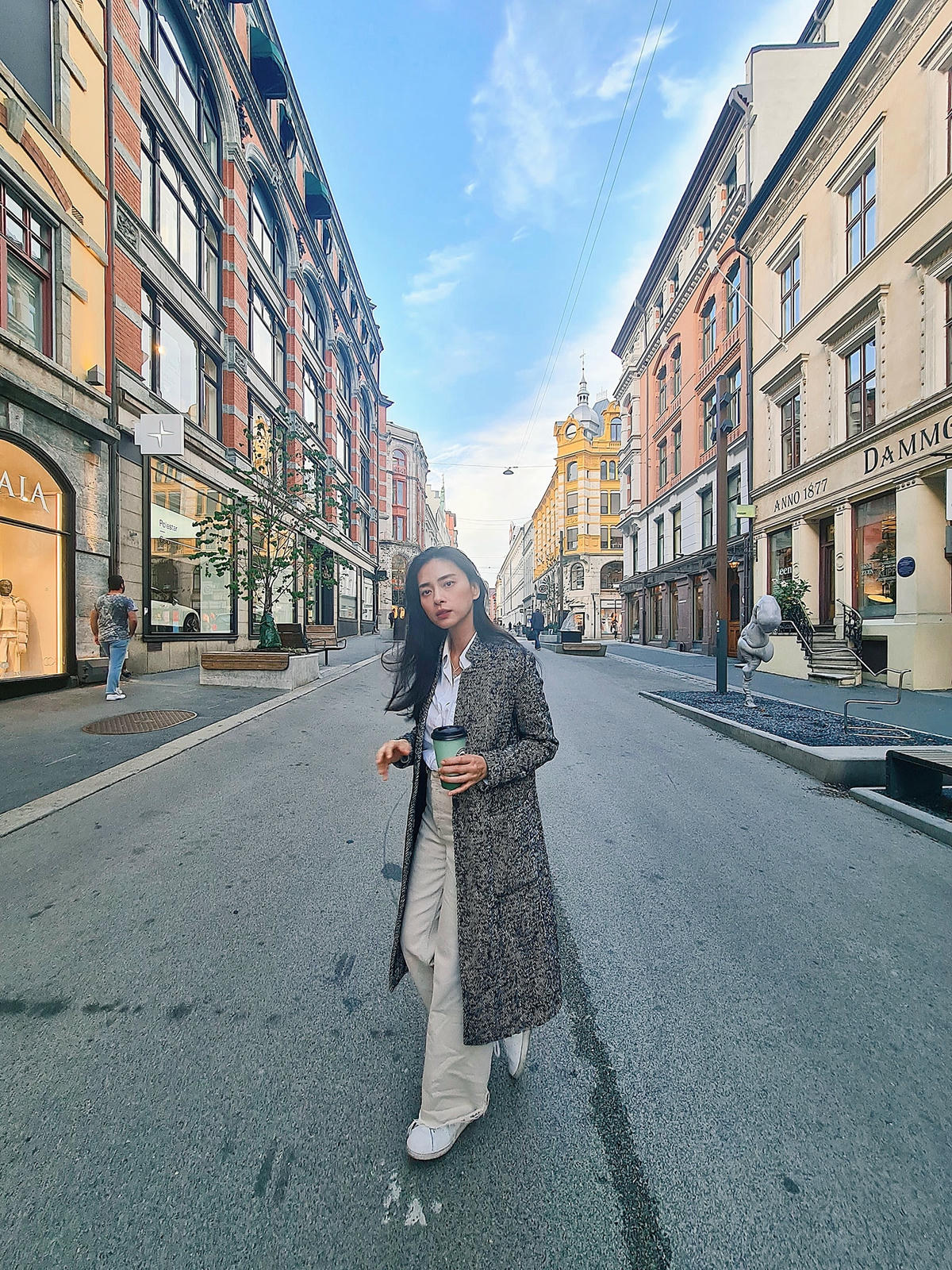 Mặc dù thường xuyên chọn trang phục đơn giản, trẻ trung nhưng khán giả không khỏi xuýt xoa trước nhan sắc không tuổi của Ngô Thanh Vân.