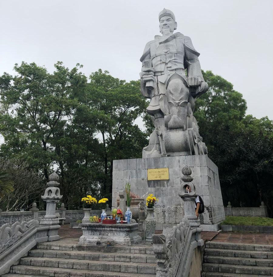 Tượng đài Trần Hưng Đạo ở An Phụ, Kinh Môn, Hải Dương.