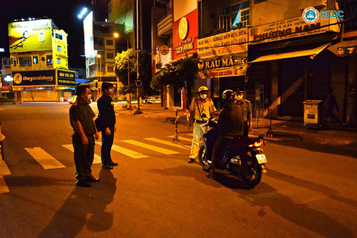 Lực lương phòng, chống dịch Covid-19 làm nhiệm vụ. Ảnh: CA