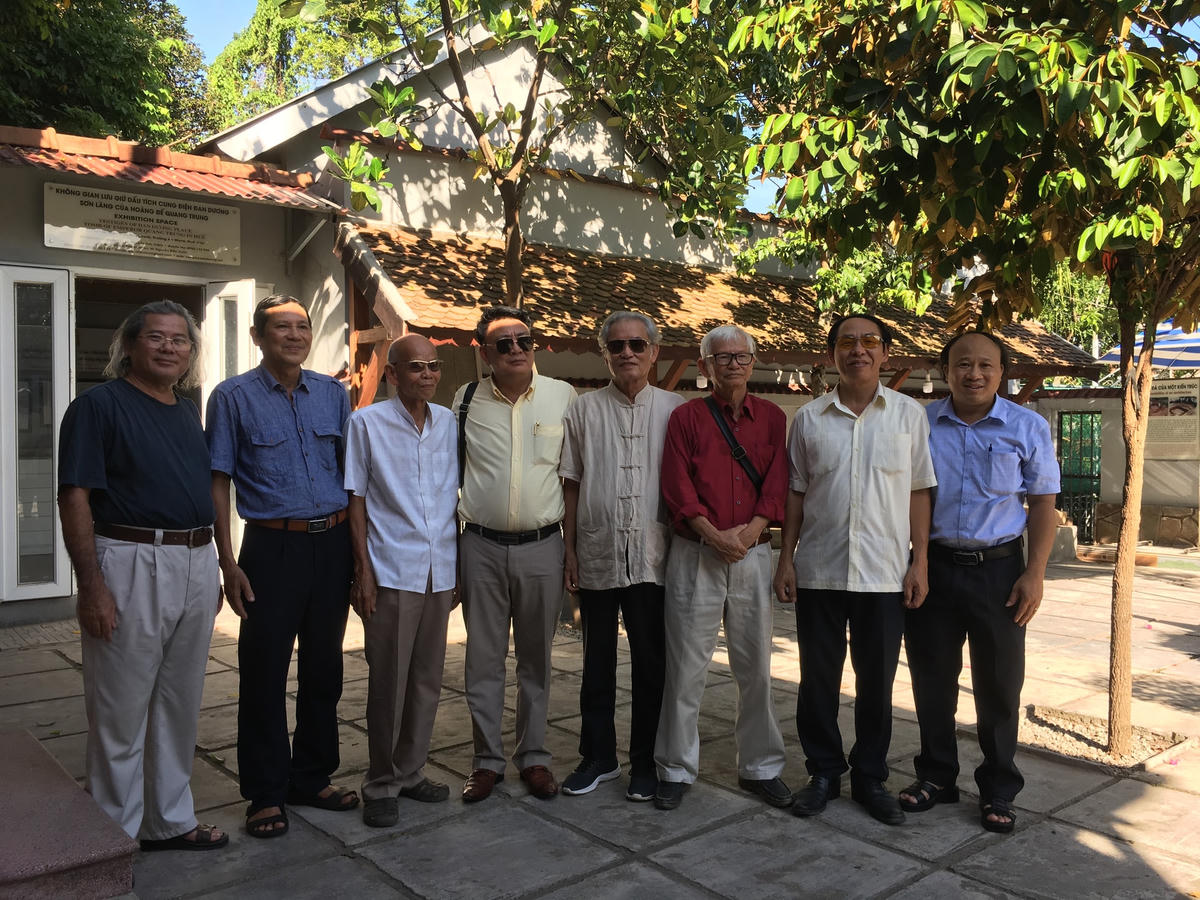 Nhóm nghiên cứu và tác giả (ngoài cùng bên phải) trong khuôn viên trưng bày các hiện vật khai quật tại chùa Vạn Phước.