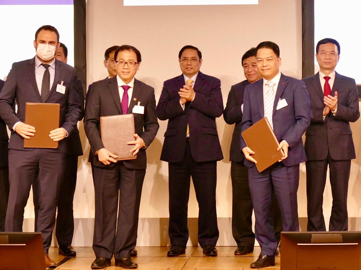 Ông Nguyễn Ngọc Nghị, Thành viên Hội đồng quản trị T&T Pharma và đại diện Tập đoàn NG Biotech (Cộng hòa Pháp) & đại diện Đại học Y Hà Nội trao biên bản ghi nhớ hợp tác nghiên cứu phát triển và chuyển giao công nghệ sản xuất 175 loại test nhanh cho Việt Nam.