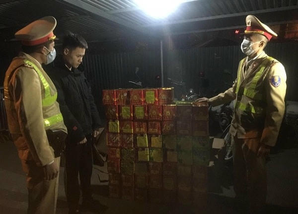 Tài xế Giang cùng tang vật.