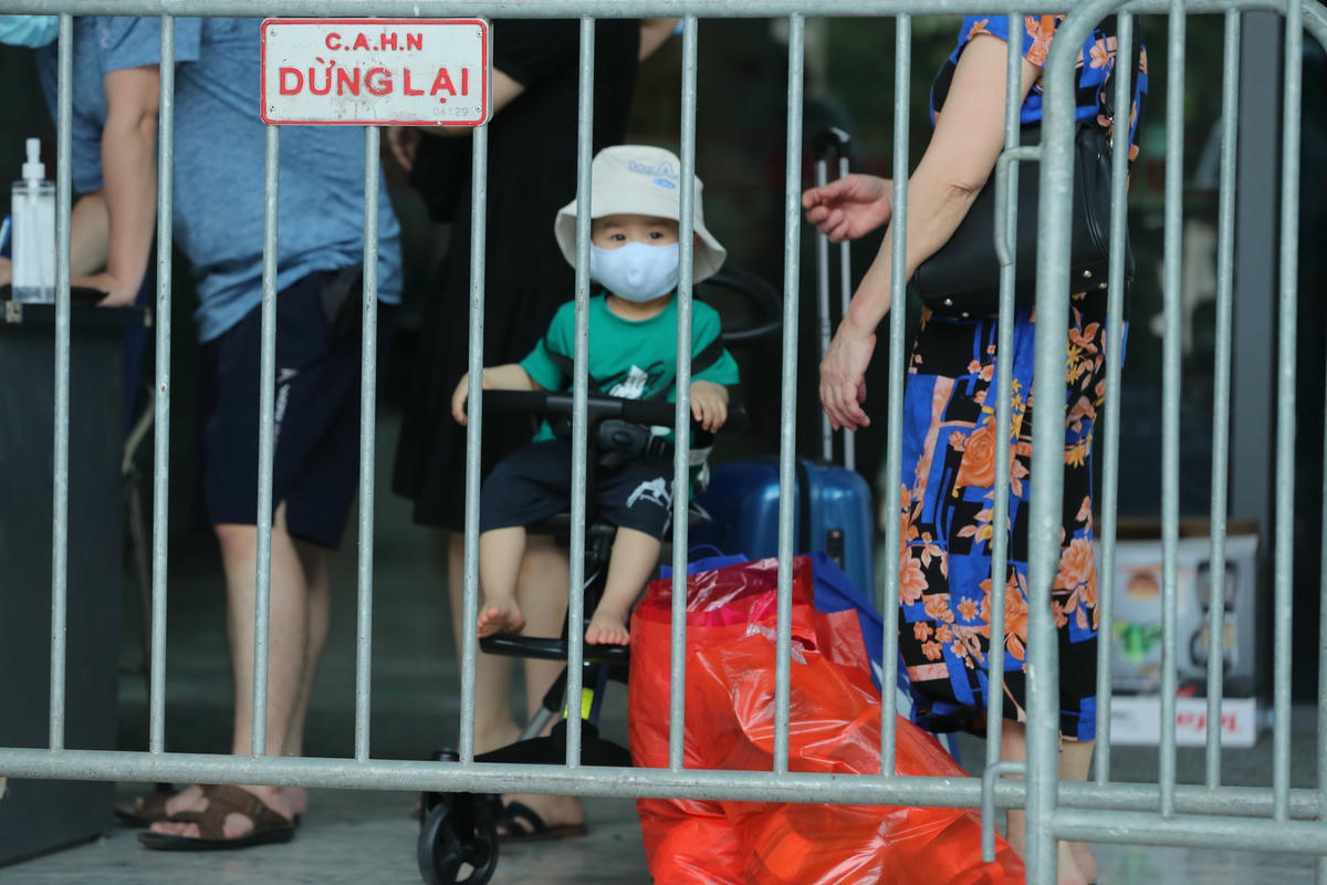 Người dân thực hiện khai báo y tế khi di chuyển ra khỏi chung cư The Legacy. Ảnh: Quang Vinh.