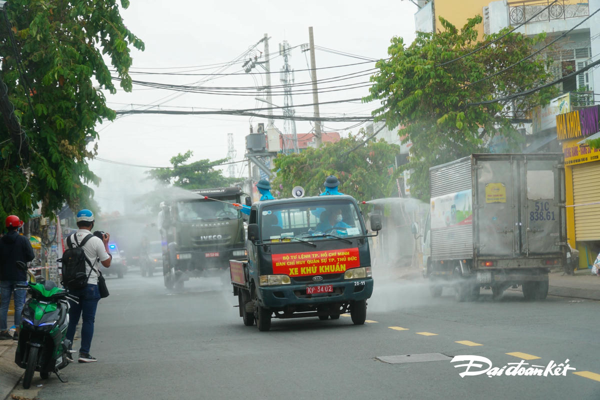 Đoàn xe làm nhiệm vụ tại phường Hiệp Bình Chánh, TP Thủ Đức.