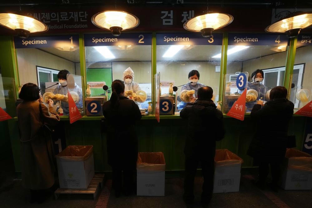 Các nhân viên y tế lấy mẫu tại một địa điểm xét nghiệm tạm thời ở thủ đô Seoul, Hàn Quốc. Ảnh: AP.
