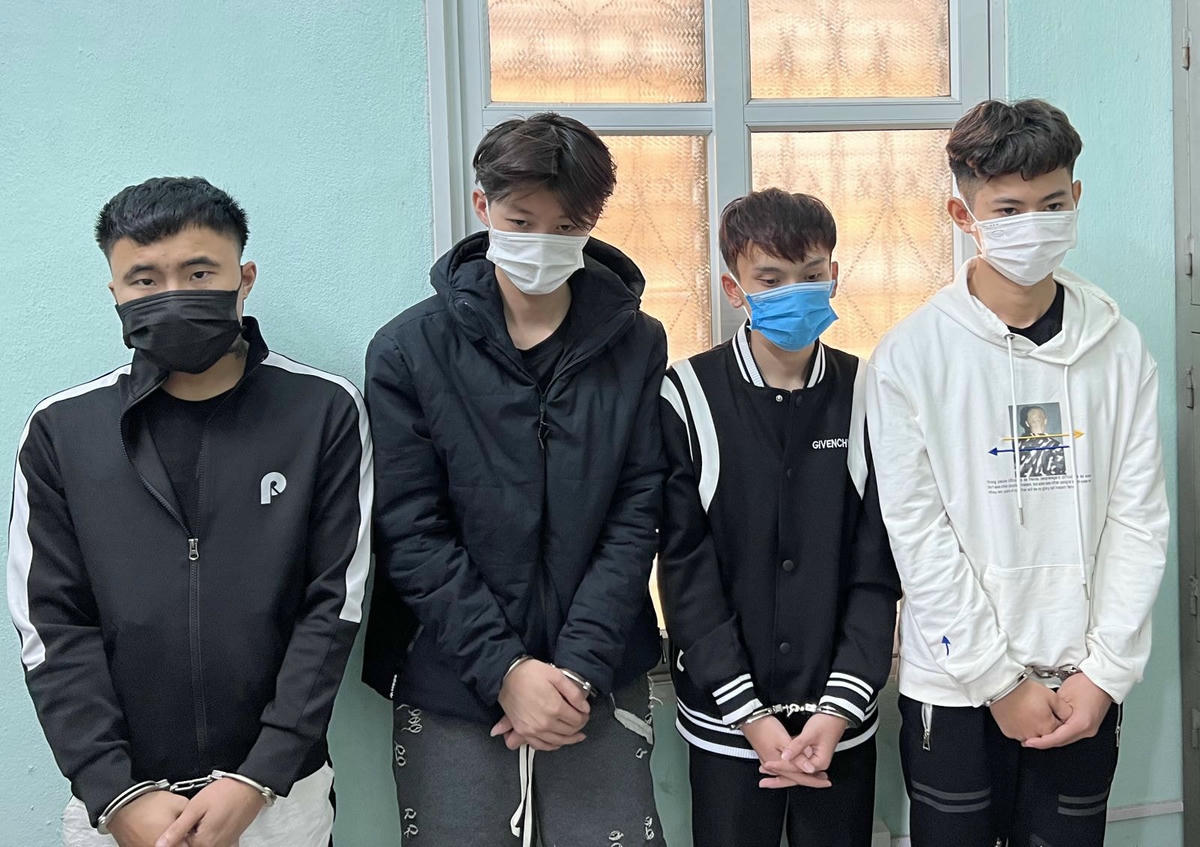 4 thanh niên tuổi đời từ 19-23 thường xuyên đột nhập nhà dân lấy trộm tài sản.