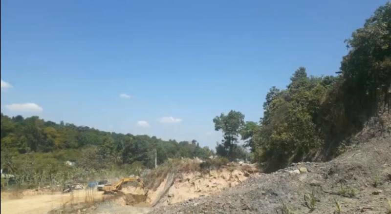 Một nửa quả đồi thuộc mỏ đá Gia Canh đã bị xé toạc