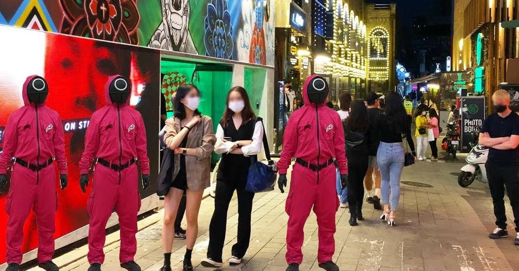 Đây là bộ phim Hàn Quốc đầu tiên đạt hạng nhất trên bảng xếp hạng của Netflix.