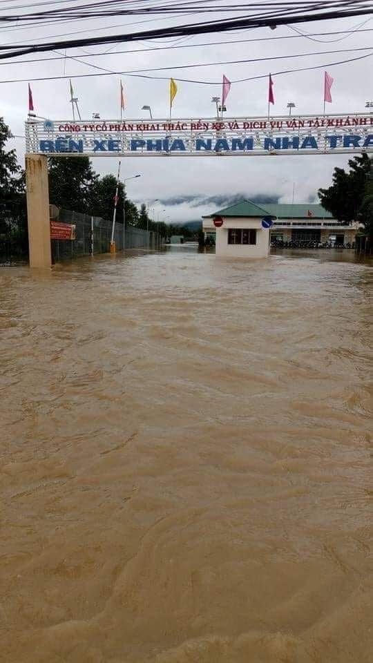 Tại bến xe phía Bắc TP.Nha Trang bi ngập trong biển nước.