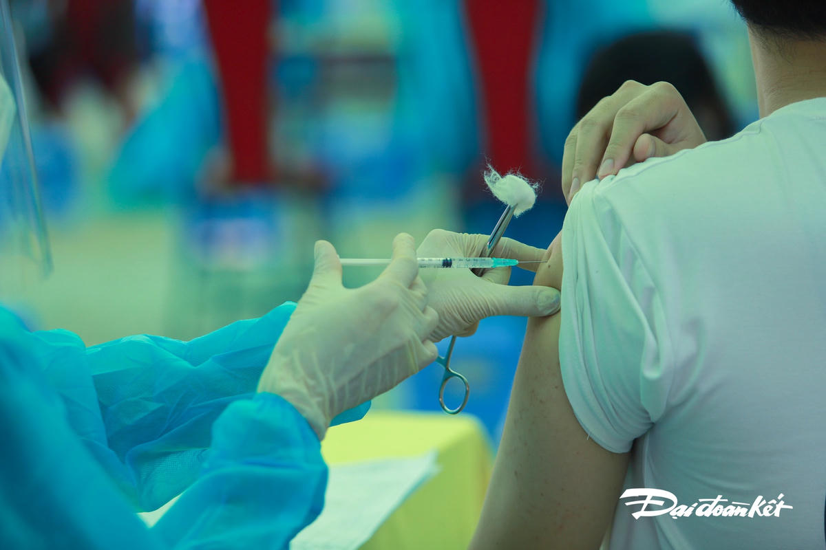 Quá trình tiêm vacine diễn ra nhanh chóng.