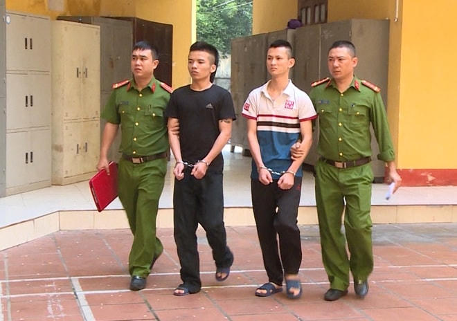 Công an TP Thanh Hóa dẫn các đối tượng đi lấy lời khai.