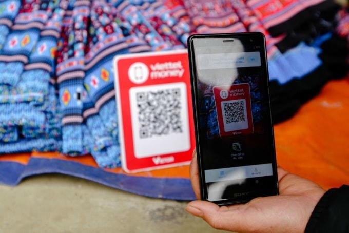 Viettel Money giúp thay đổi thói quen dùng tiền của người dân bản vùng cao. Ảnh: Viettel