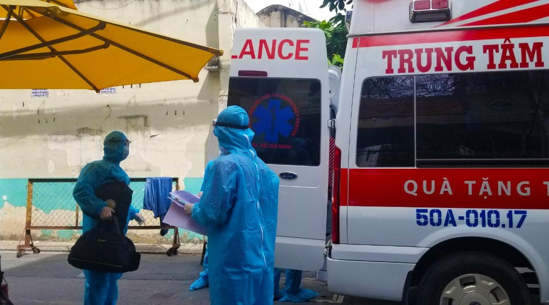 Ca nghi nhiễm Covid-19 được đưa đến bệnh viện điều trị.