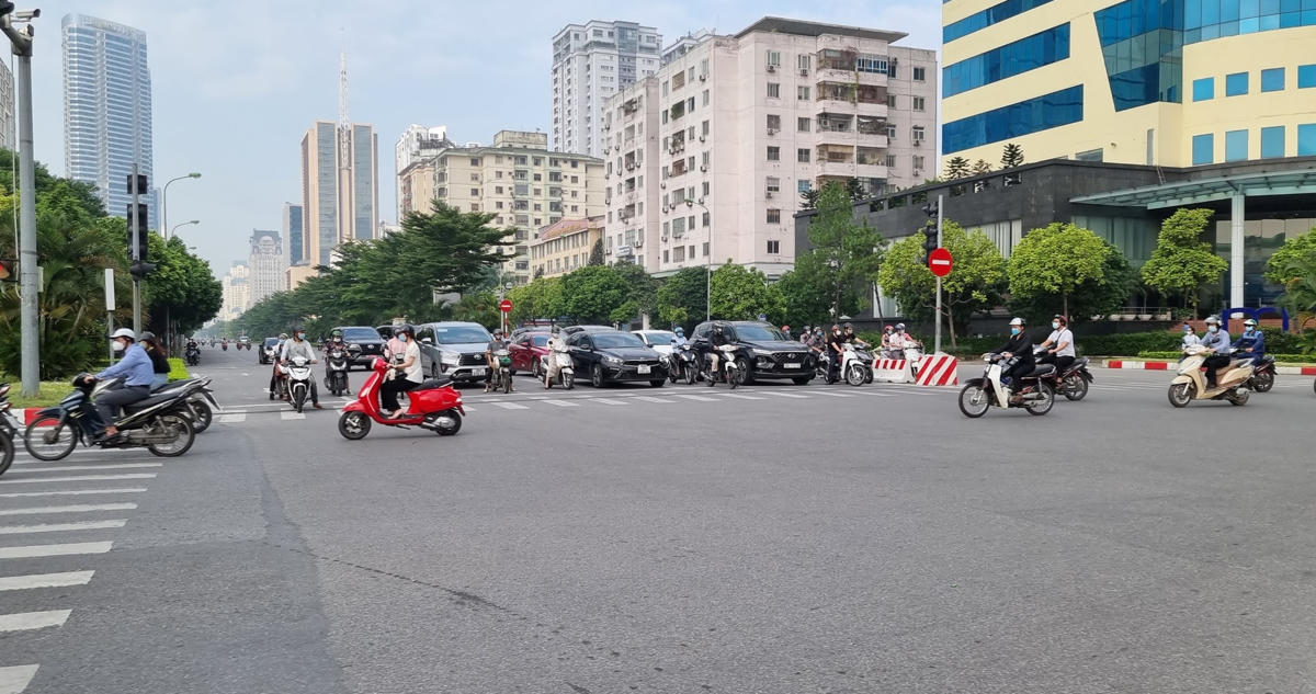 Từ 7h sáng, phương tiện nối đuôi nhau trên nhiều tuyến đường.