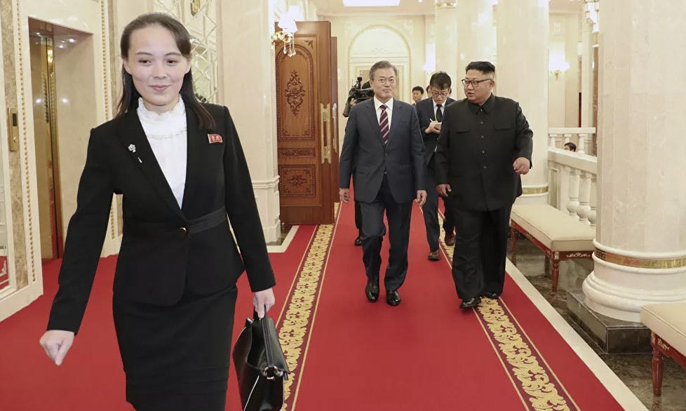 Kim Yo-jong, đi trước Tổng thống Hàn Quốc Moon Jae-in và nhà lãnh đạo Triều Tiên Kim Jong-un tại trụ sở Ủy ban Trung ương Đảng Lao động Triều Tiên, năm 2018.