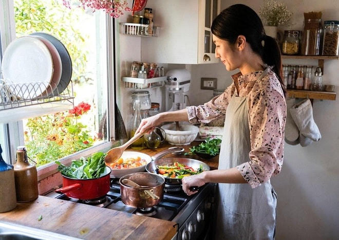 Tự sưu tầm công thức nấu ăn giúp bà nội trợ dễ dàng chuẩn bị bữa cơm ngon khỏe. Ảnh: Minh họa