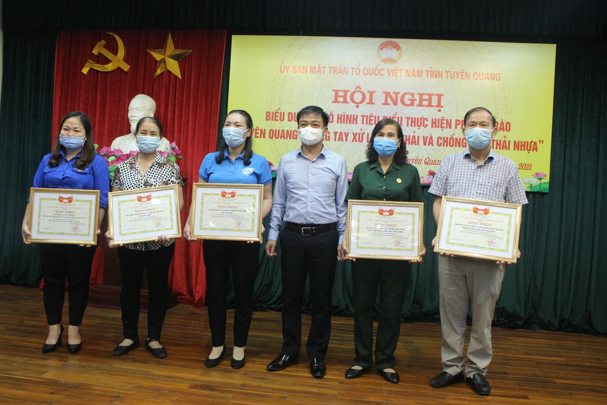 Ông Nguyễn Hưng Vượng,Trưởng Ban Dân vận Tỉnh uỷ, Chủ tịch Uỷ ban MTTQ tỉnh trao bằng khen cho các cá nhân.