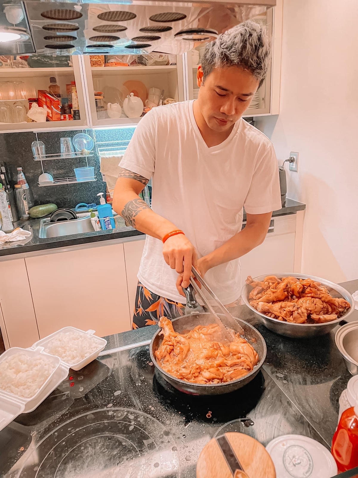 Ca sĩ Ngọc Minh nấu ăn hỗ trợ các bệnh nhân đang điều trị.