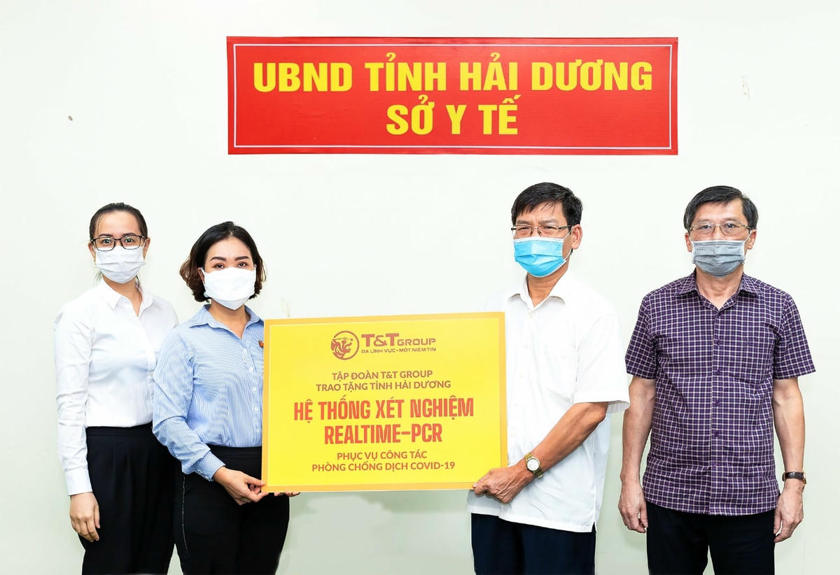 Đại diện Tập đoàn T&T Group (bên trái) trao tặng hệ thống máy xét nghiệm Realtime – PCR cho đại diện Sở Y tế Hải Dương (bên phải).