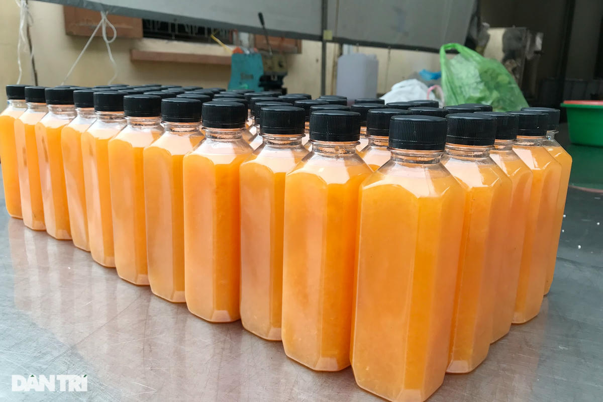 Mỗi suất ăn còn kèm theo một chai nước cam.