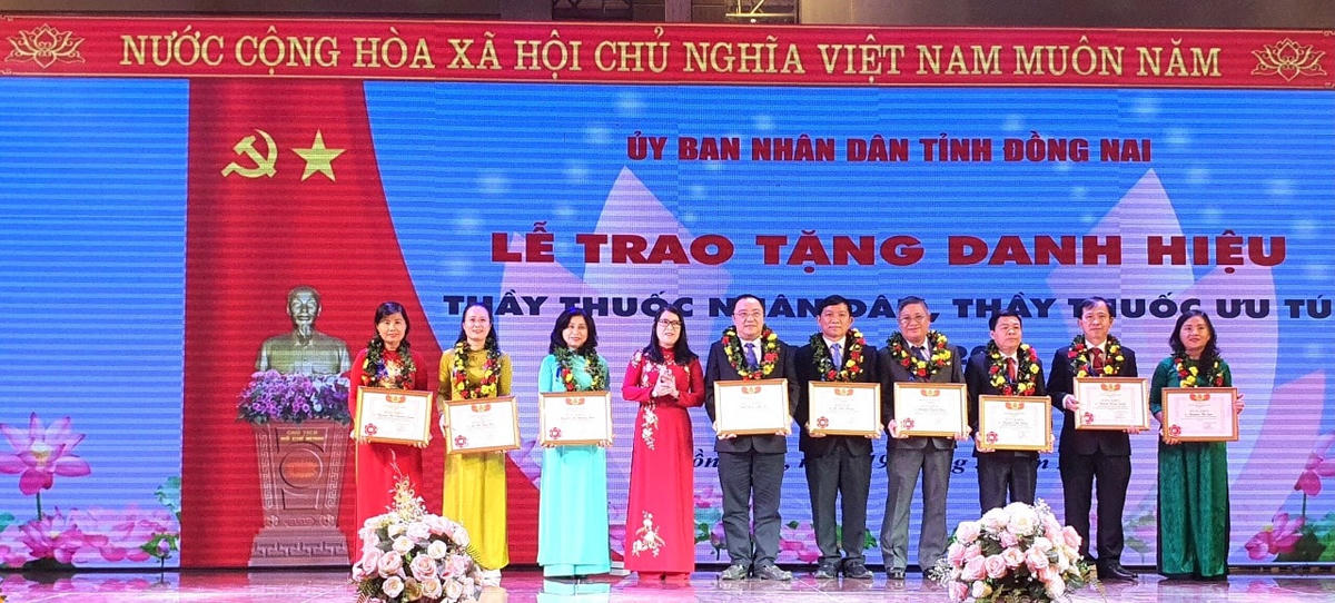 Các thầy thuốc được trao tặng Thầy thuốc Nhân dân, Thầy thuốc Ưu tú năm 2020.