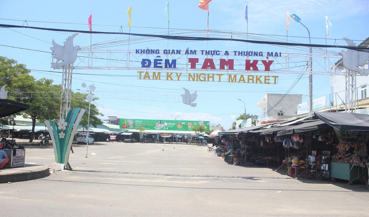 Một góc chợ Vườn Lài vắng bóng người đi chợ.