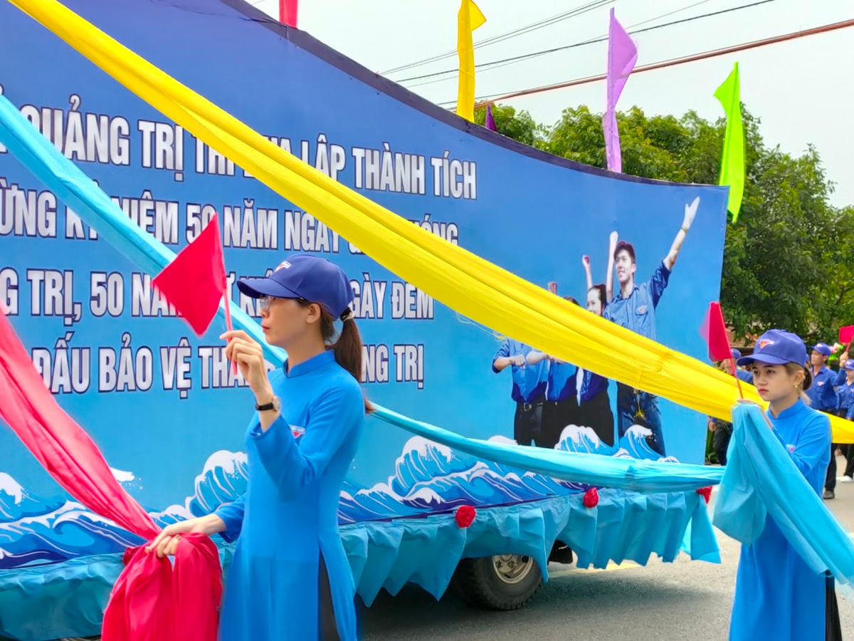 Chị Lê Thị Tú (giáo viên, trú tại thị trấn Hố Xá, huyện Vĩnh Linh, Quảng Trị) chia sẻ, những ngày chị thường lồng ghép những nội dung liên quan đến sự kiện giải phóng tỉnh Quảng Trị và 81 ngày đêm chiến đấu bảo vệ Thành cổ Quảng Trị vào trong các bài dạy của mình để học sinh cảm nhận rõ hơn sự hy sinh, mất mát trong cuộc đấu tranh giành độc lập dân tộc của thế hệ cha ông qua đó giúp các em có thêm động lực để học tập, rèn luyện để trở thành công dân có ích với xã hội.