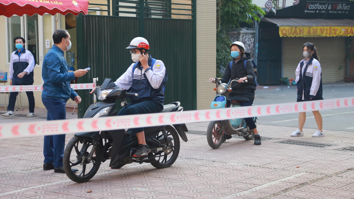 Tất cả học sinh khi đến cổng trường đều di chuyển theo làn đường quy định, đo thân nhiệt và khử khuẩn.